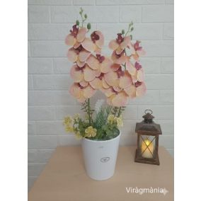 Orchidea kaspóba építve